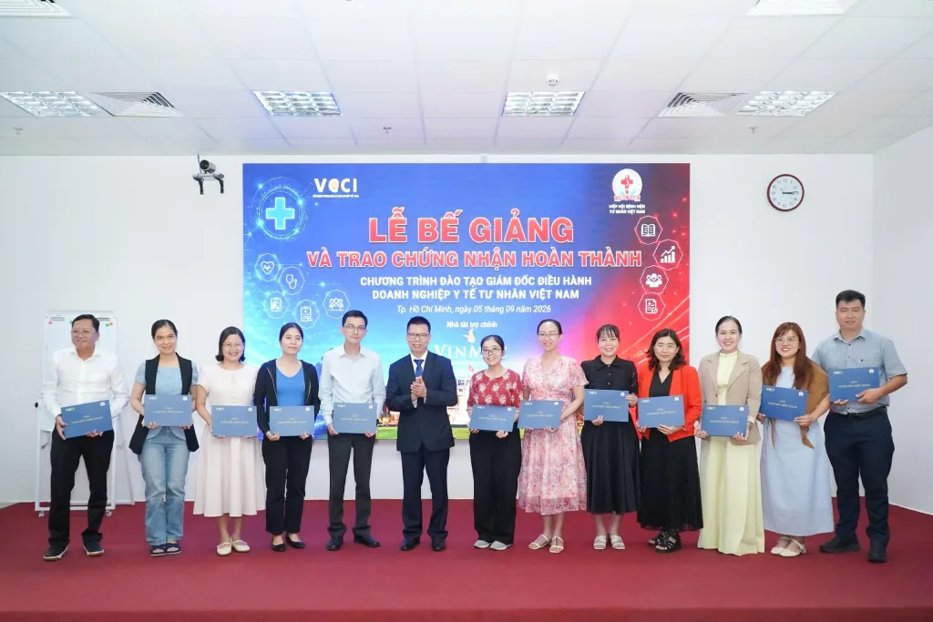 Trao chứng nhận hoàn thành khóa đào tạo Giám đốc doanh nghiệp y tế tư nhân