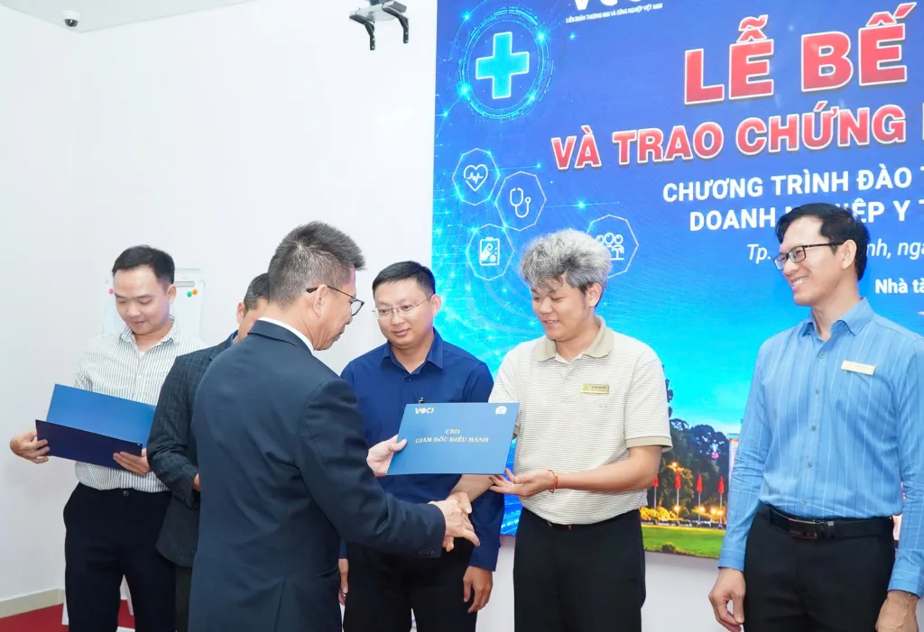 Các đại biểu và học viên tham dự buổi lễ