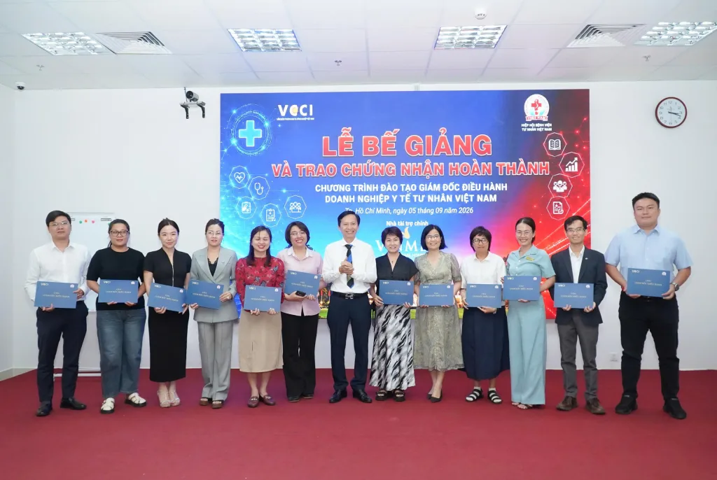 Trao bằng chứng nhận cho các học viên khóa học