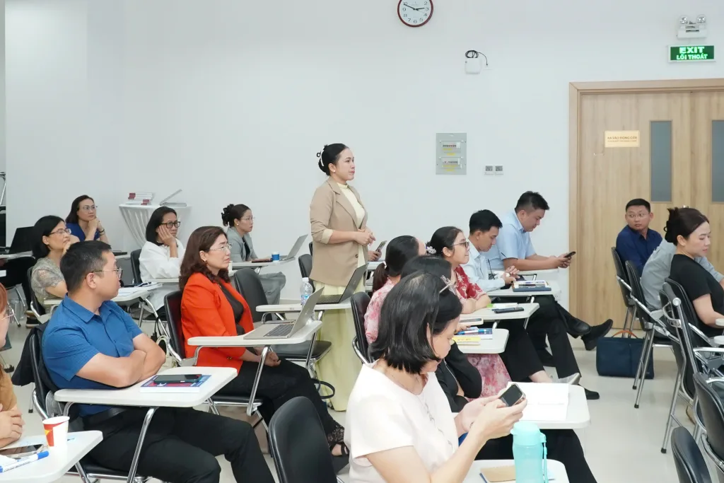 Lãnh đạo và học viên khóa đào tạo chụp ảnh lưu niệm